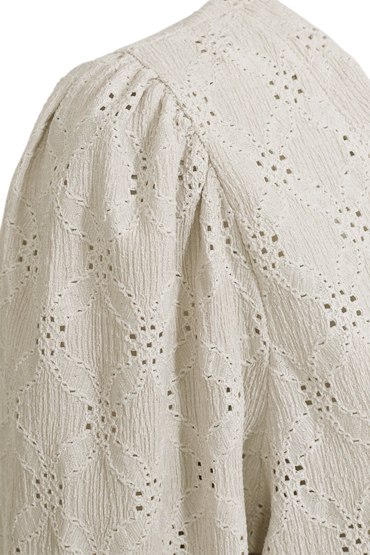 Lichte blauwe blouse Fqeskiona Moonbeam van Freequent met elegante mouwen en knoopsluiting, gedragen door een model.
