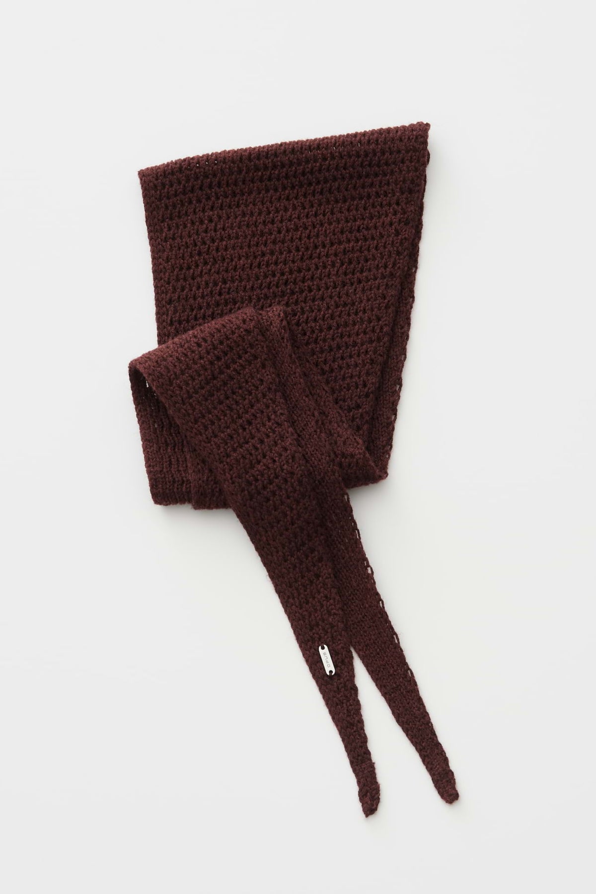Zachte rode sjaal Alisie Cherry Jam van Opus, met bloemmotief en comfortabele textuur, gedragen door een model.