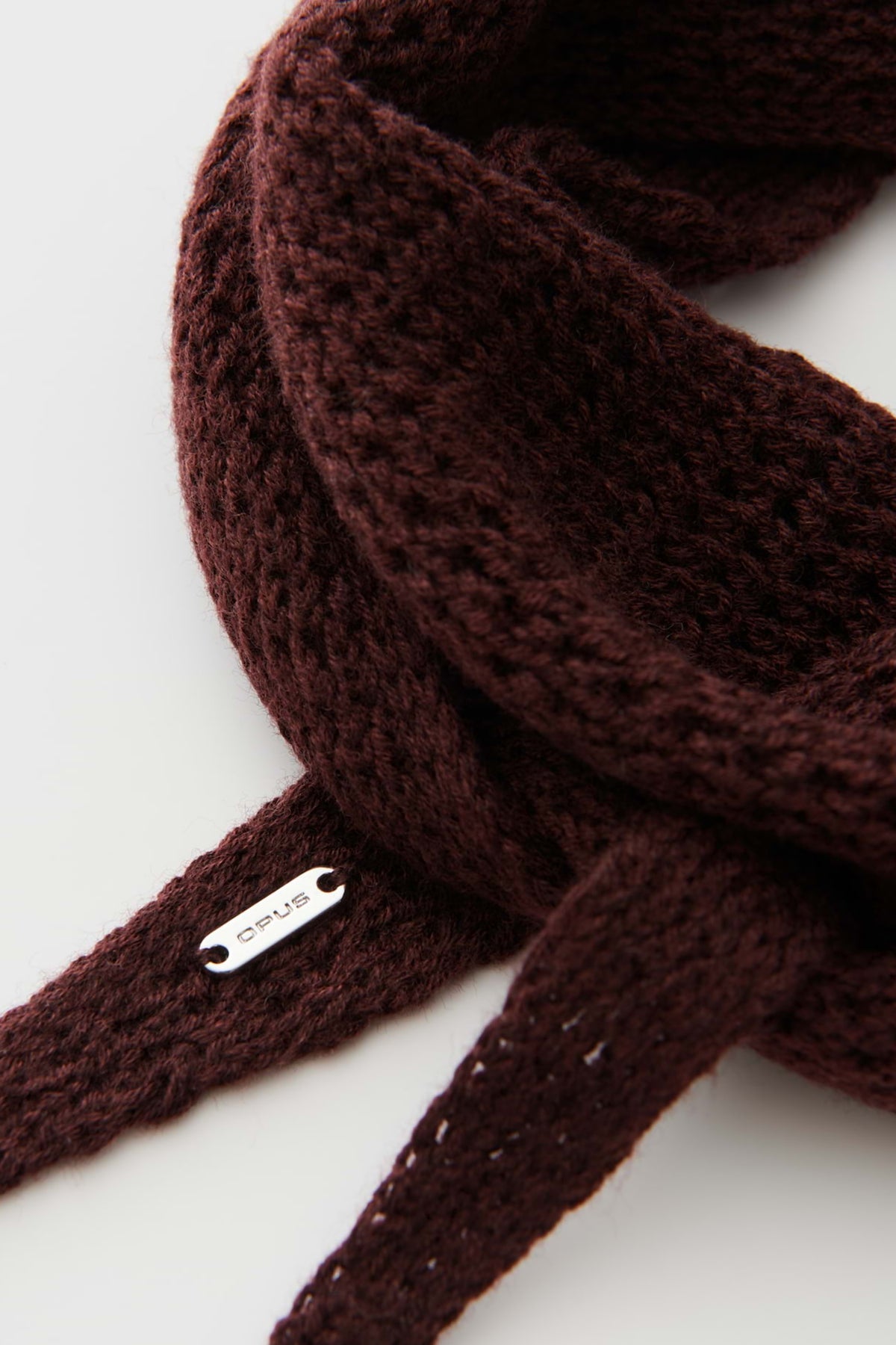 Opus Sjaal Alisie Cherry Jam met rood en roze bloemenpatroon, zachte textuur en stijlvolle accessoire voor dames.