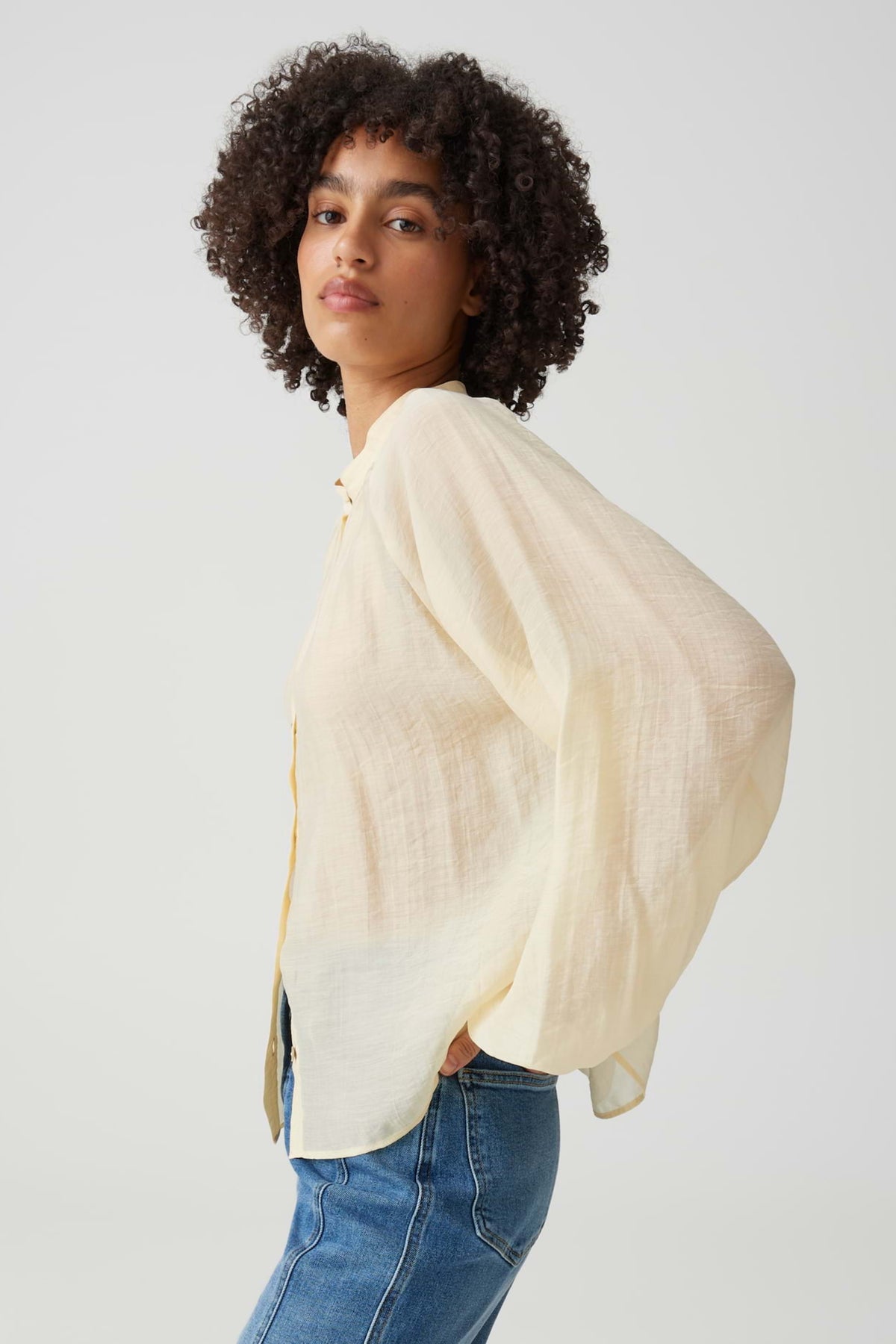 Gebruikte afbeelding van een blauwe blouse Fabrielle Honey Butter van Opus, met een losse pasvorm en stijlvolle details.