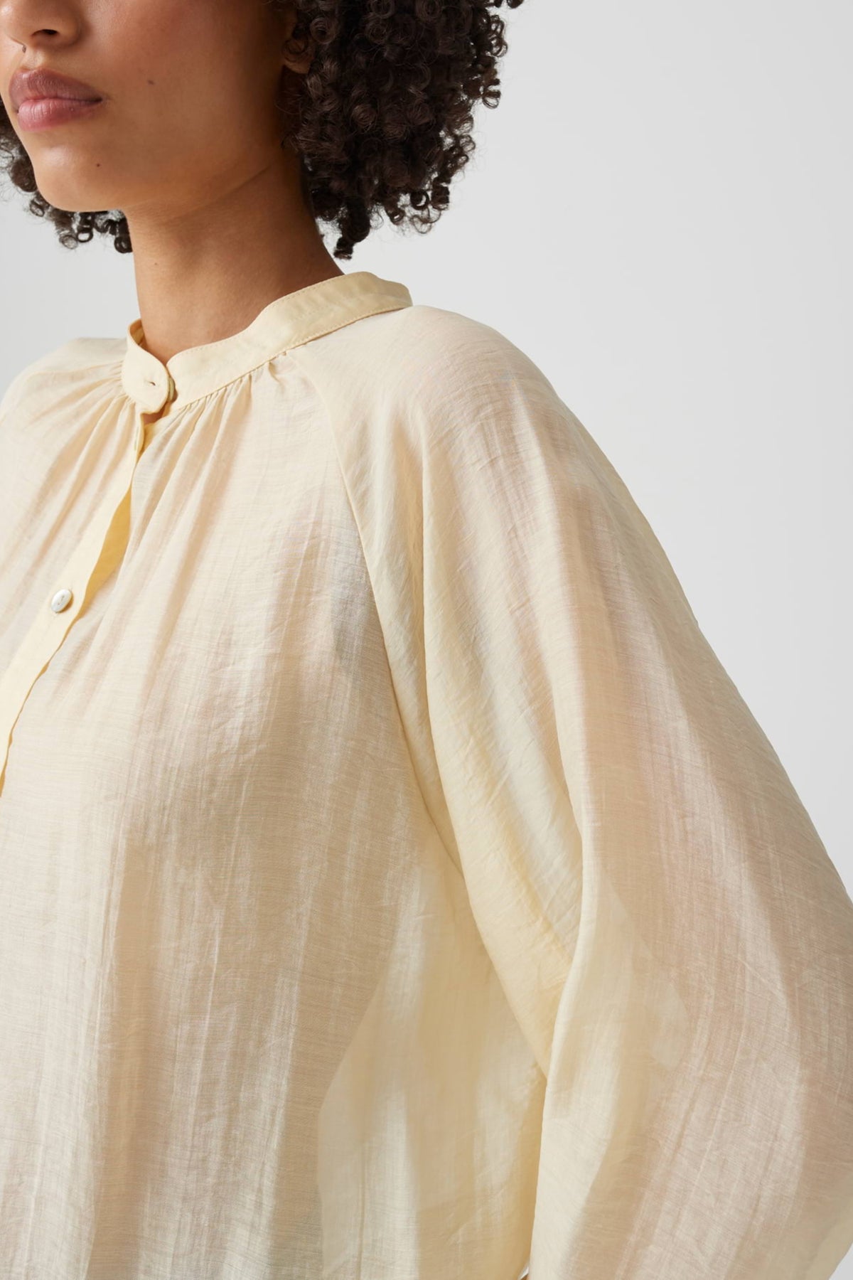 Lichte Fabrielle Honey Butter blouse van Opus met lange mouwen en ronde hals, gedragen door een model.