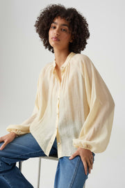 Lichte Fabrielle Honey Butter blouse van Opus met lange mouwen en ronde hals, gedragen door model.