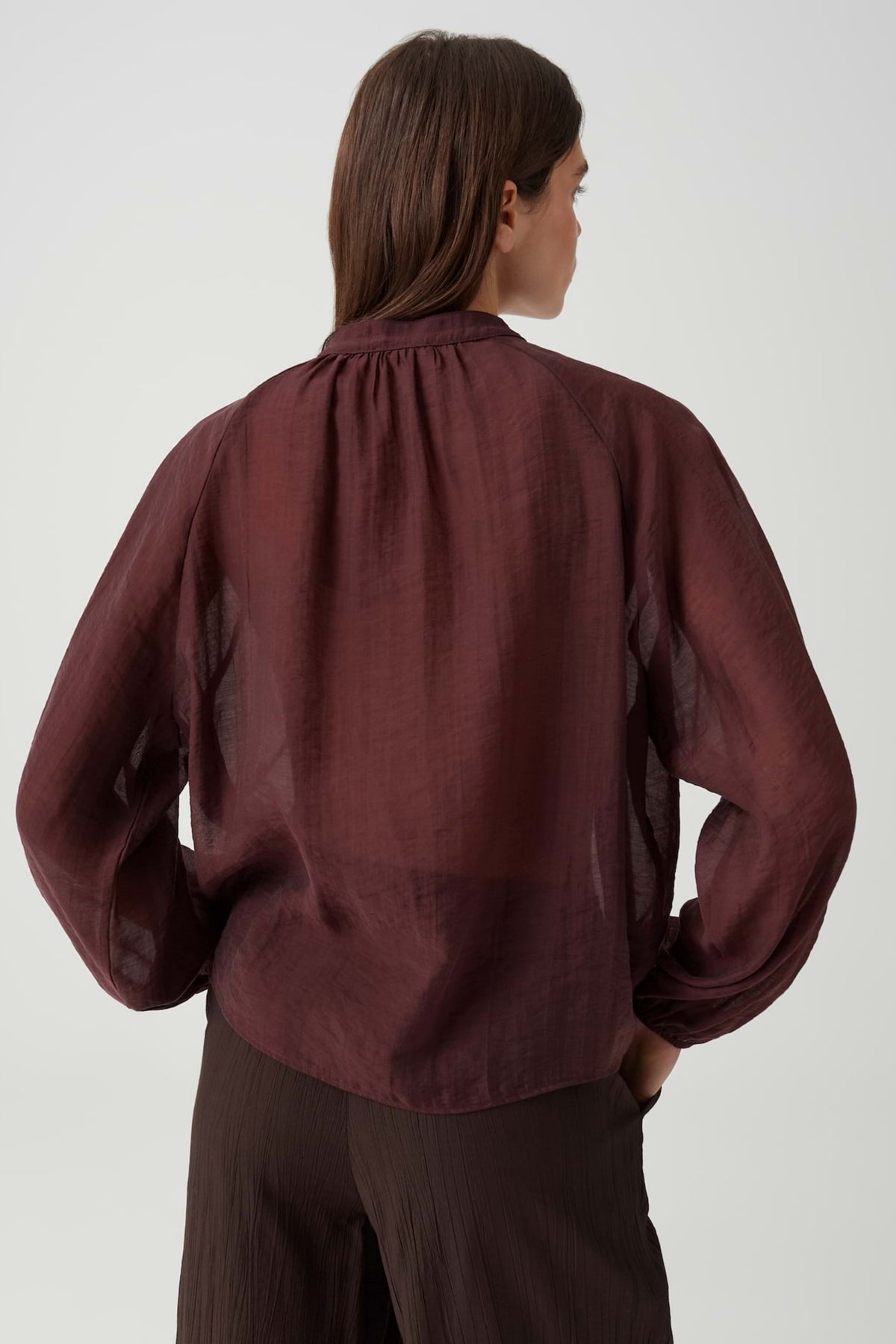 Blouse Fabrielle Cherry Jam van Opus met rood bloemenpatroon en ronde hals, gedragen door model.