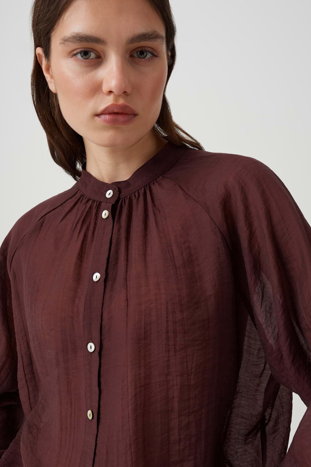 Blouse Fabrielle Cherry Jam van Opus met lange mouwen en bloemenprint, gedragen door een model.