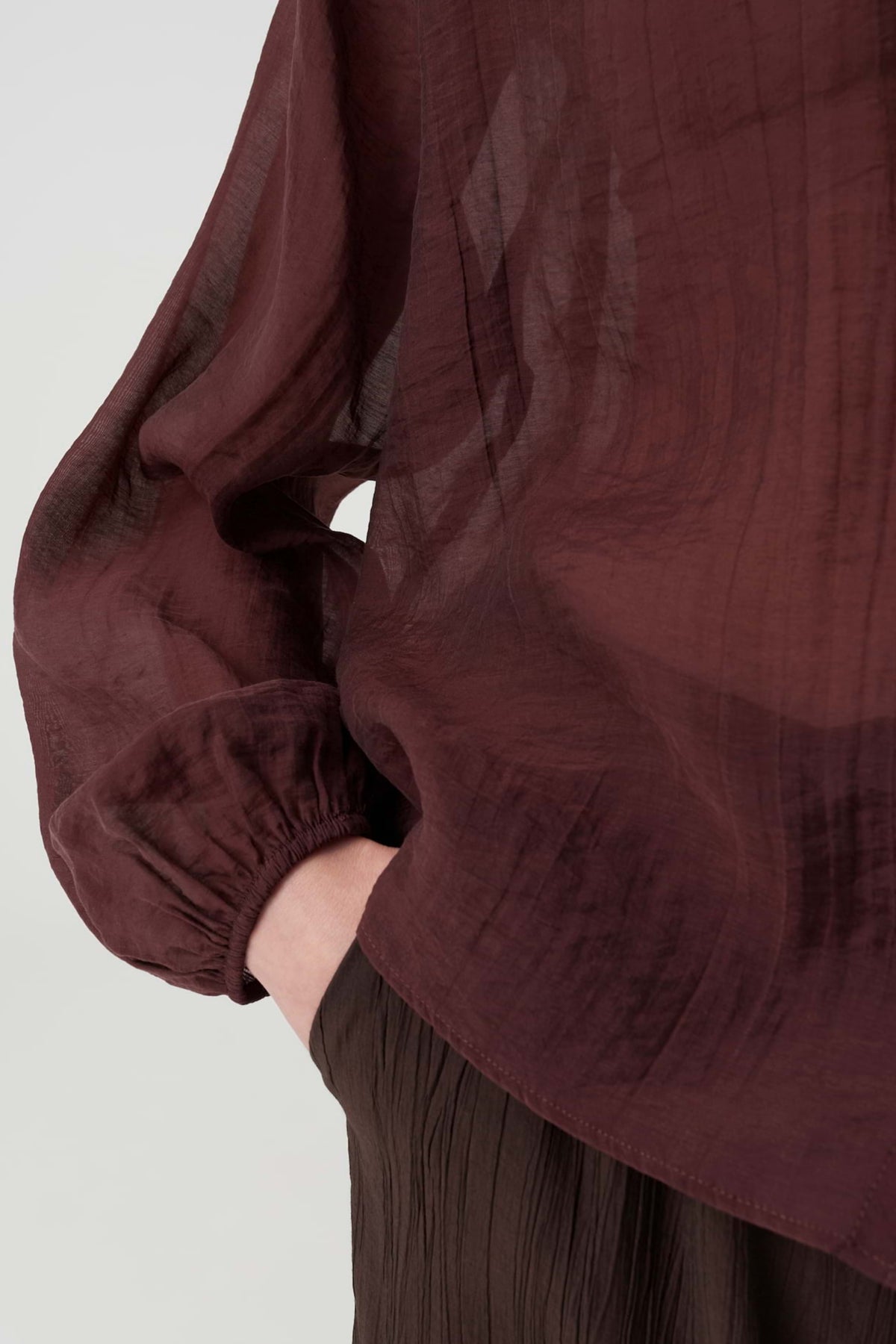 Blouse Fabrielle Cherry Jam van Opus met bloemenprint en lange mouwen, gedragen door een model, close-up van de blouse.