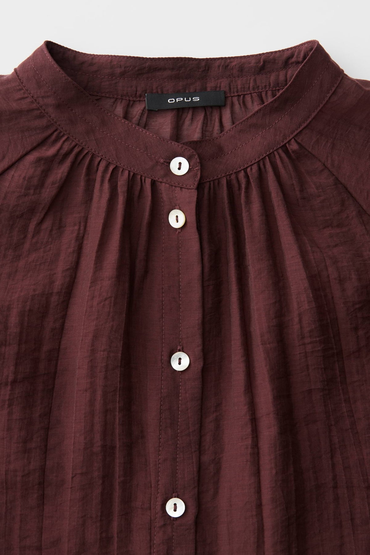 Blouse Fabrielle Cherry Jam van Opus met bloemenprint en ronde hals, gedragen door model op witte achtergrond.