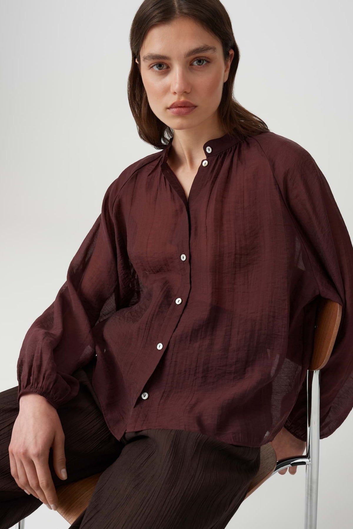 Blouse Fabrielle Cherry Jam van Opus, lichtgewicht en elegante blouse met kersenprint en lange mouwen, gedragen op model.