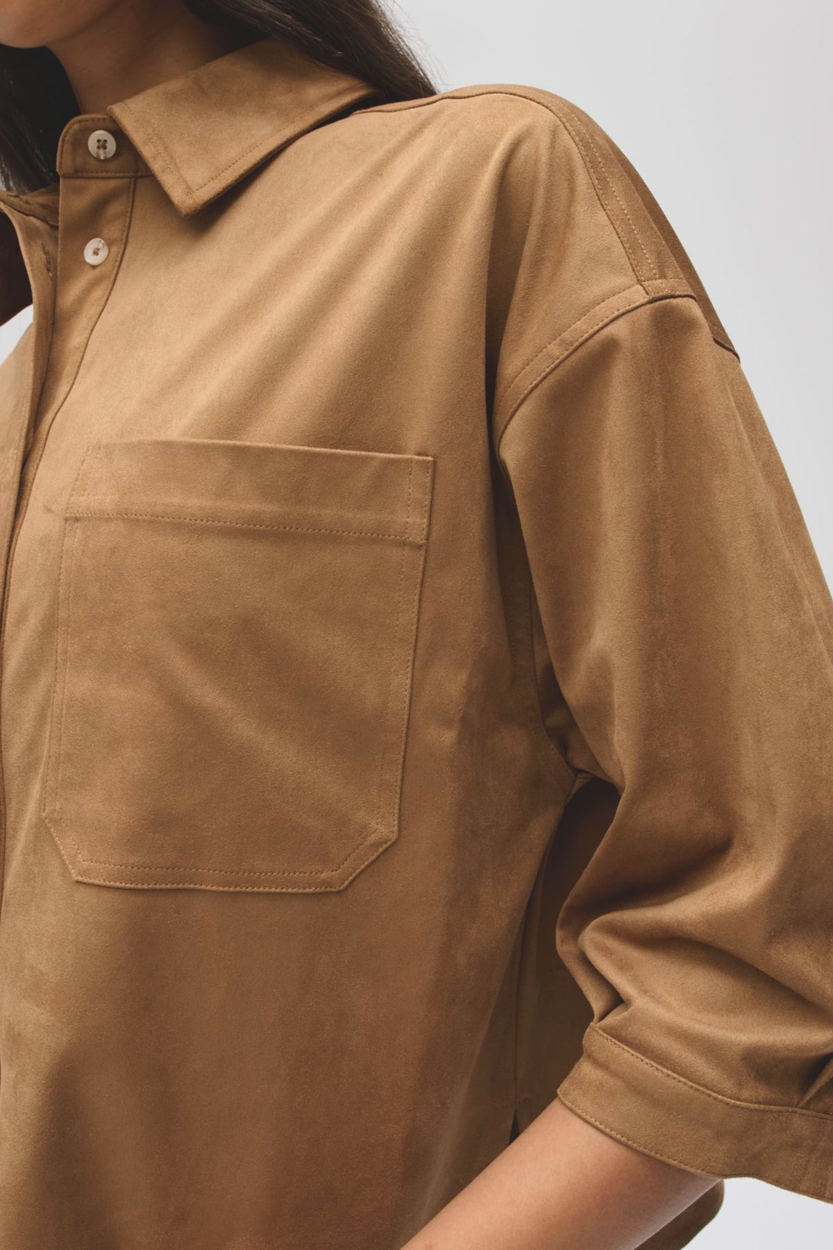 Opus blouse Faloura Ginger Bread met ronde hals en lange mouwen, zachte bruine stof, gedragen door model.