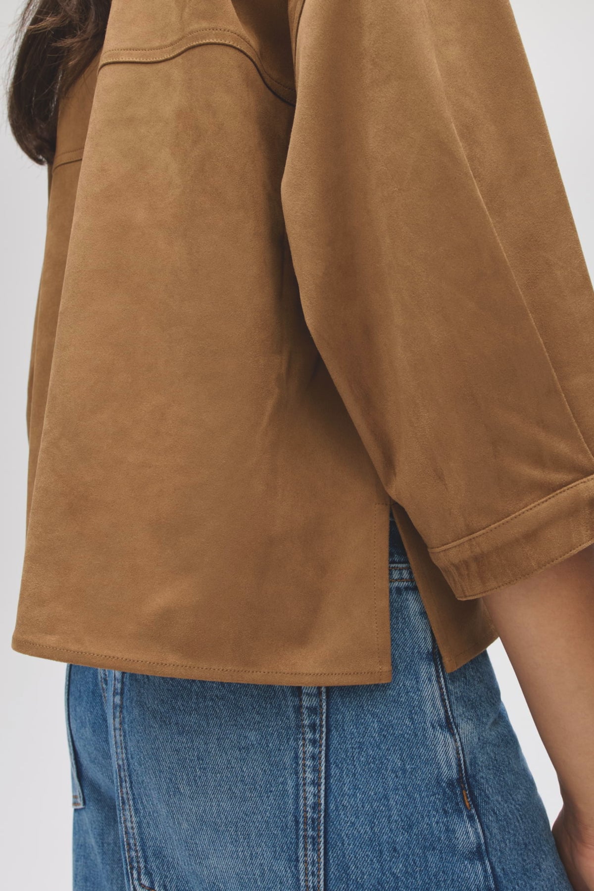 Blouse Opus Faloura Ginger Bread met ronde hals en lange mouwen, gedragen door een model, close-up van de stof en details.