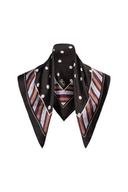 Zwarte zijde sjaal met witte stippen van &Co woman, elegant accessoire voor dames, zichtbaar in de afbeelding.