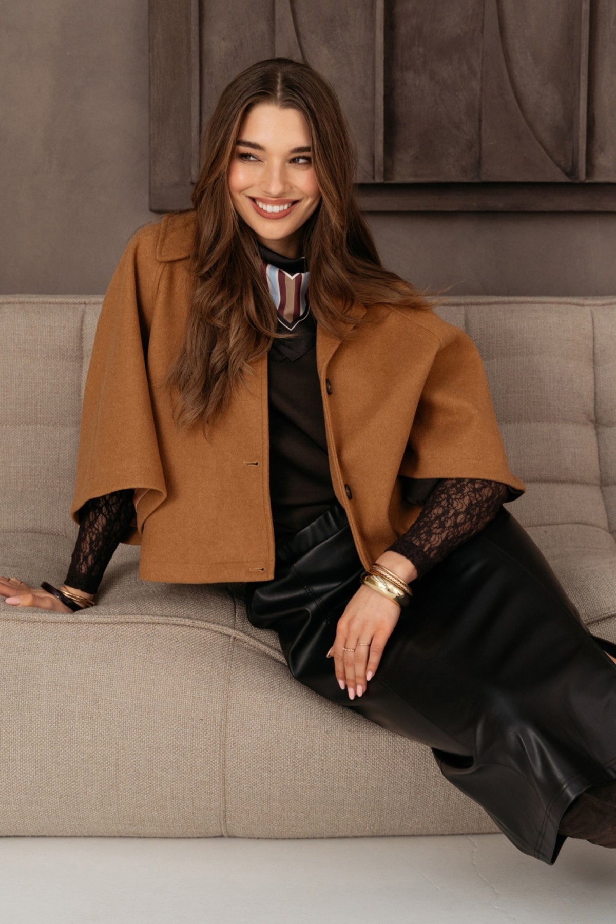 Donkere chocolade zijden sjaal met dotpatroon van &Co woman, elegant accessoire voor stijlvolle dames.