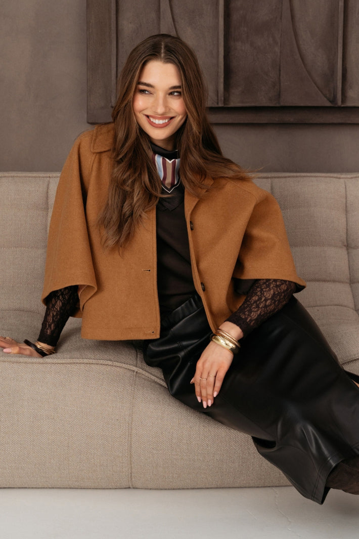 Donkere chocolade zijden sjaal met dotpatroon van &Co woman, elegant accessoire voor stijlvolle dames.
