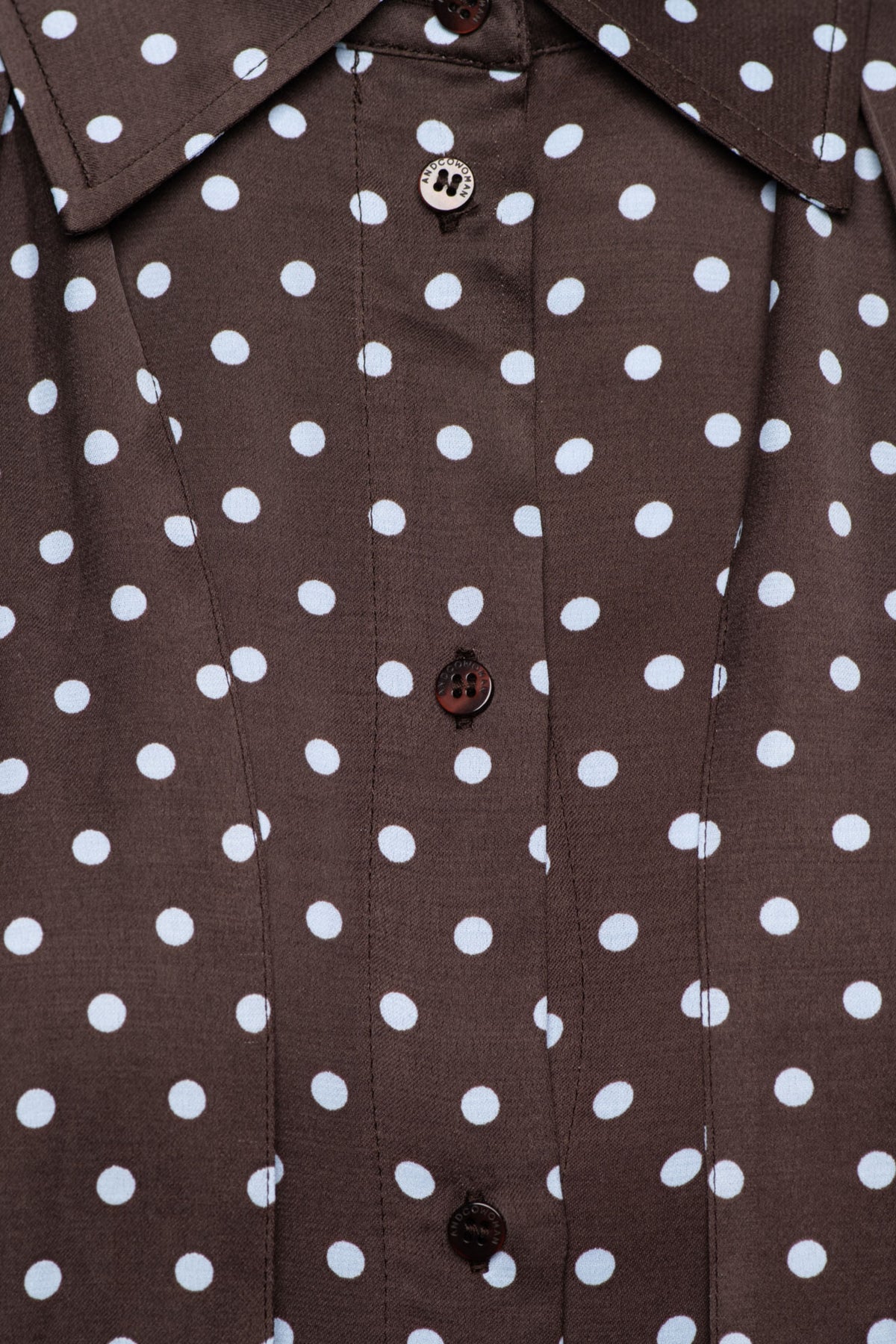 Donkere chocolade blouse Alisha Polka van &Co woman met vrolijke polkadot print, korte mouwen en ronde hals.
