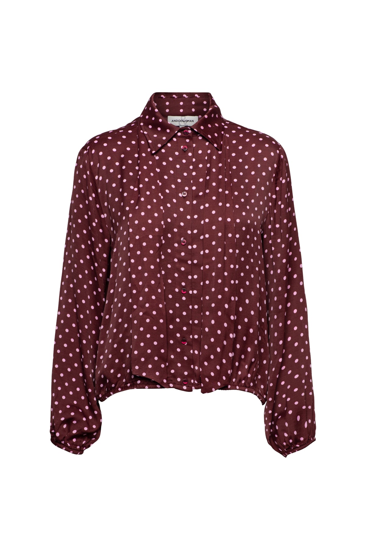 Zwarte blouse Alisha Polka Burgundy Multi van &Co woman, met polkadot patroon en losse pasvorm, gedragen door een model.