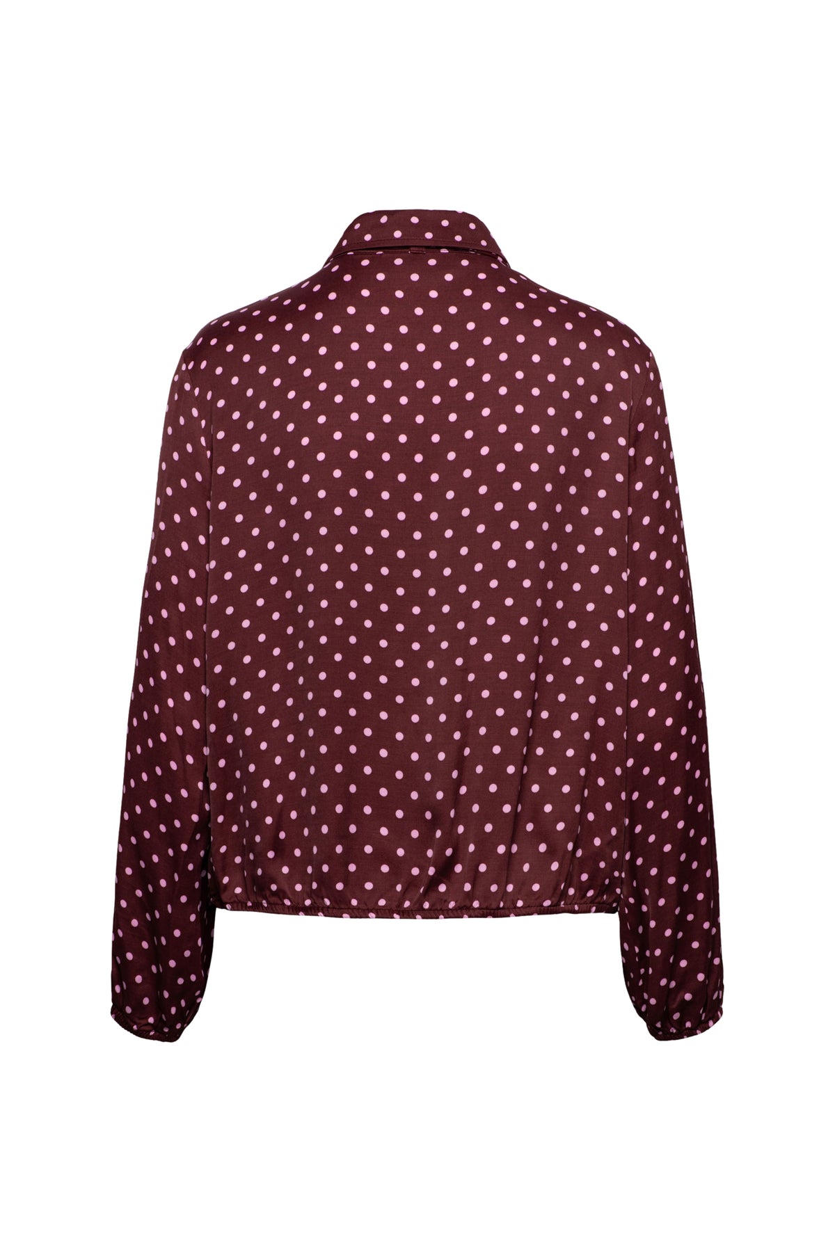 Blouse Alisha Polka Burgundy Multi van &Co woman, soepel vallende blouse met polkadot patroon en lange mouwen, close-up van de stof.