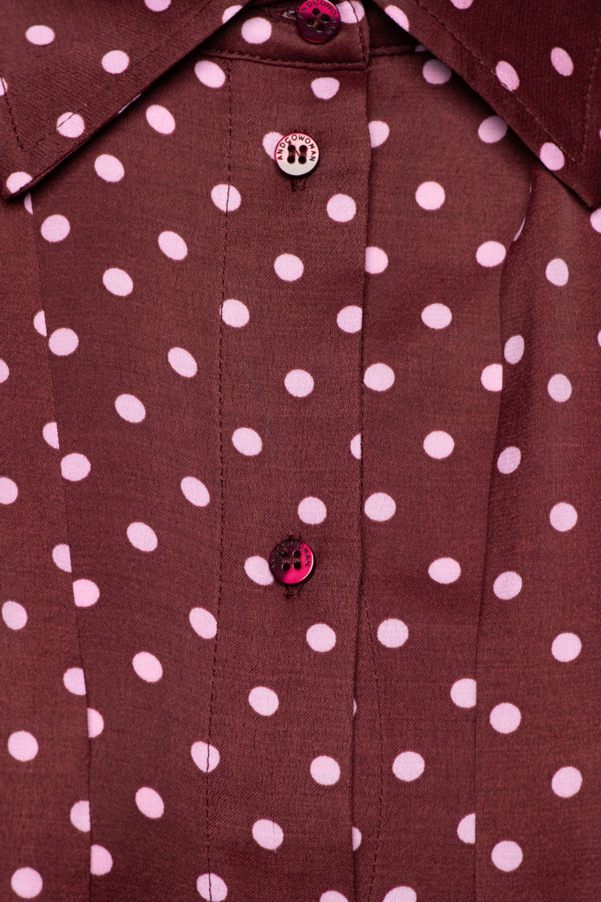 Blouse Alisha Polka Burgundy Multi van &Co woman, gestreepte blouse met polkadots en lange mouwen, gedragen door een model.
