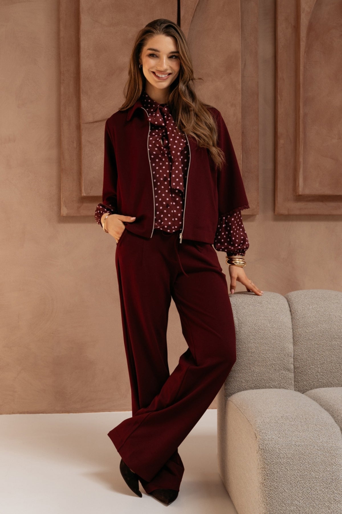 Kleurrijke blouse Alisha Polka Burgundy Multi van &Co woman met witte en rode stippen, korte mouwen en losvallende pasvorm.