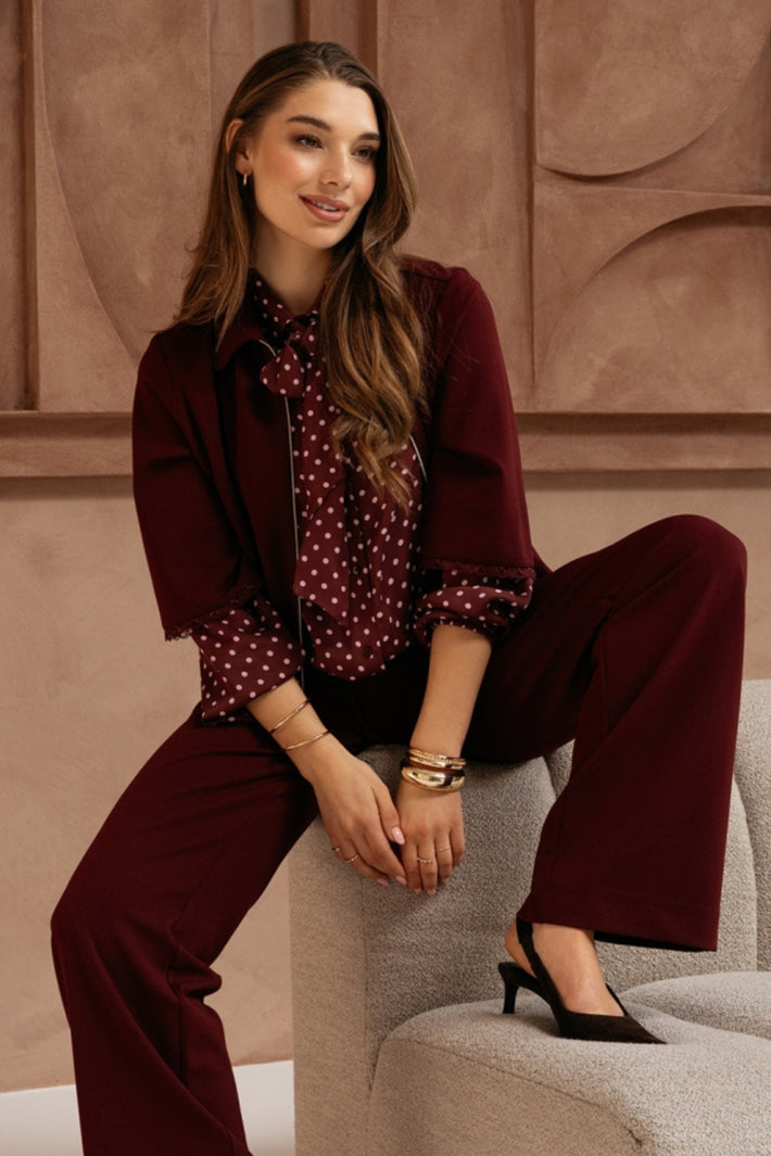 Donkere bordeauxrode blouse Alisha Polka van &Co woman met witte stippen, korte mouwen en losvallende pasvorm.