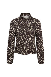 Donkere chocolade blouse Anja Bambi van &Co woman, met elegante snit en zachte stof, zichtbaar op de foto.