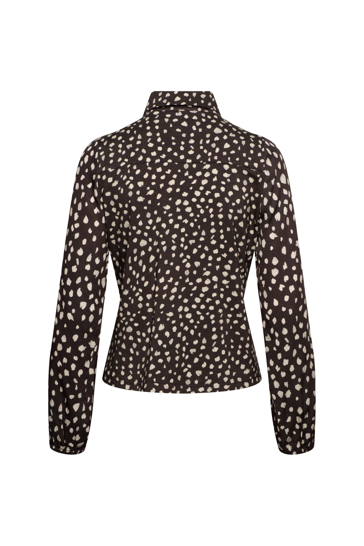 Donkerbruine blouse Anja Bambi van &Co woman, elegante damesblouse met sierlijke details en zachte stof, close-up van de stof en snit