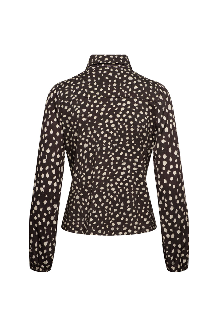 Donkerbruine blouse Anja Bambi van &Co woman, elegante damesblouse met sierlijke details en zachte stof, close-up van de stof en snit