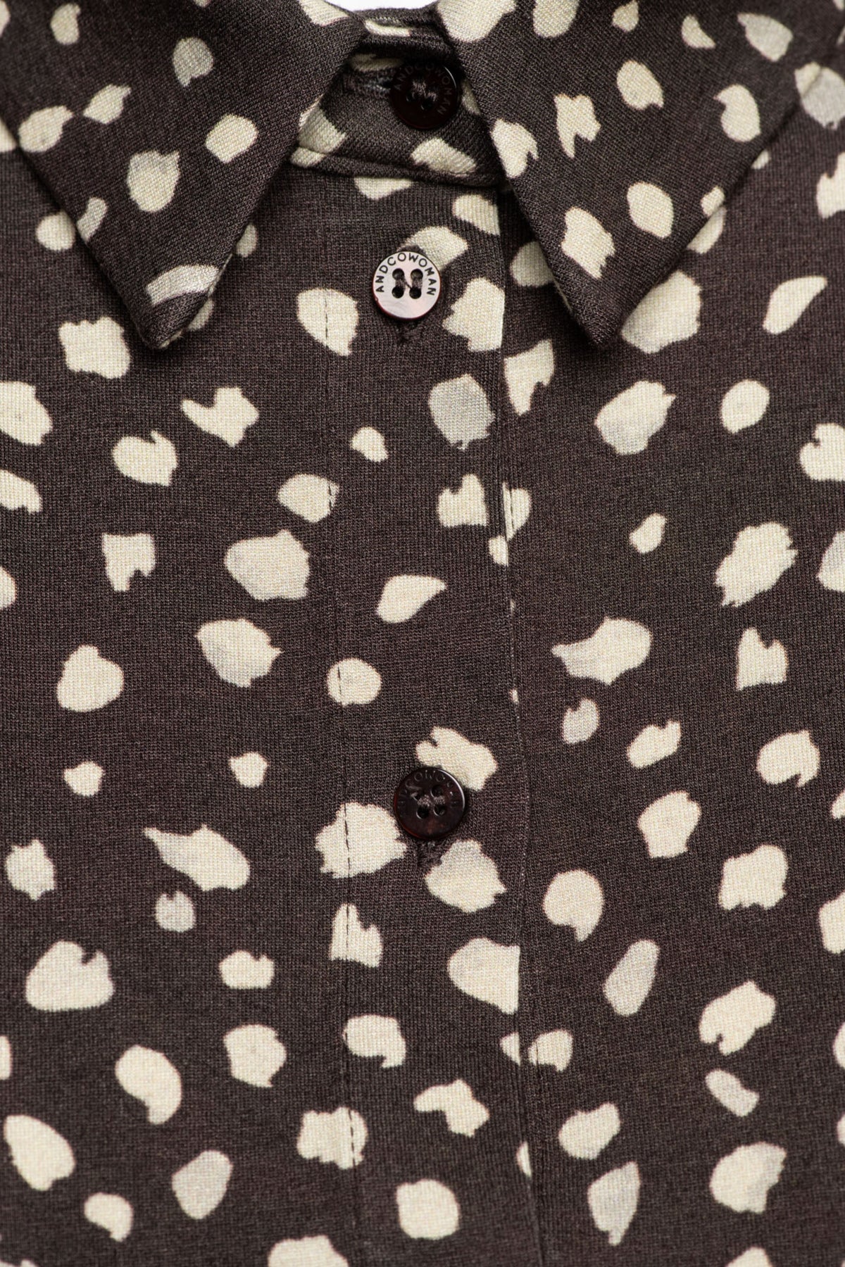 Donkere chocolade blouse Anja Bambi van &Co woman met wijde mouwen en elegante snit, gedragen door een model.