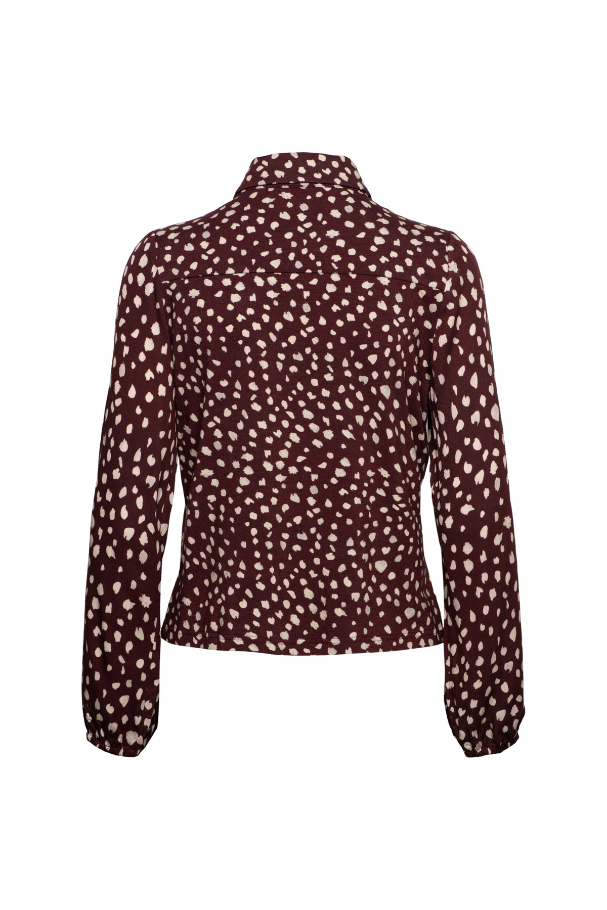 Roze en bordeauxkleurige blouse Anja Bambi Multi van &Co woman, met bloemenpatroon en lange mouwen, gedragen door een model.