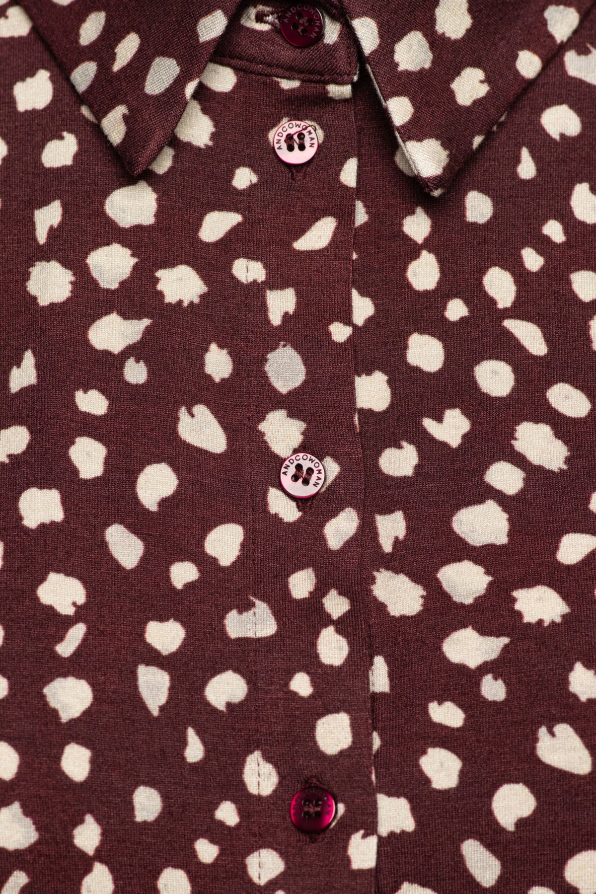 Burgundy multi blouse Anja Bambi van &Co woman, met kleurrijke print en losse pasvorm, gedragen door een model.