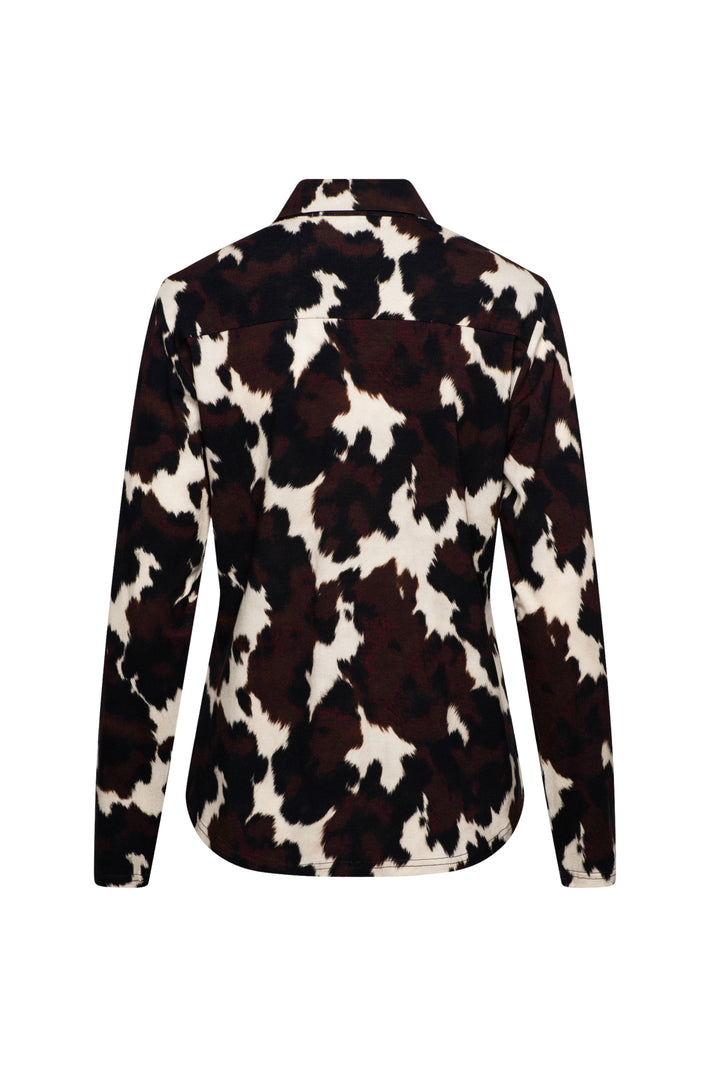 Zwarte blouse Lotte Cow van &Co woman met multicolor details, gedragen door een model, geschikt voor casual en stijlvolle outfits.