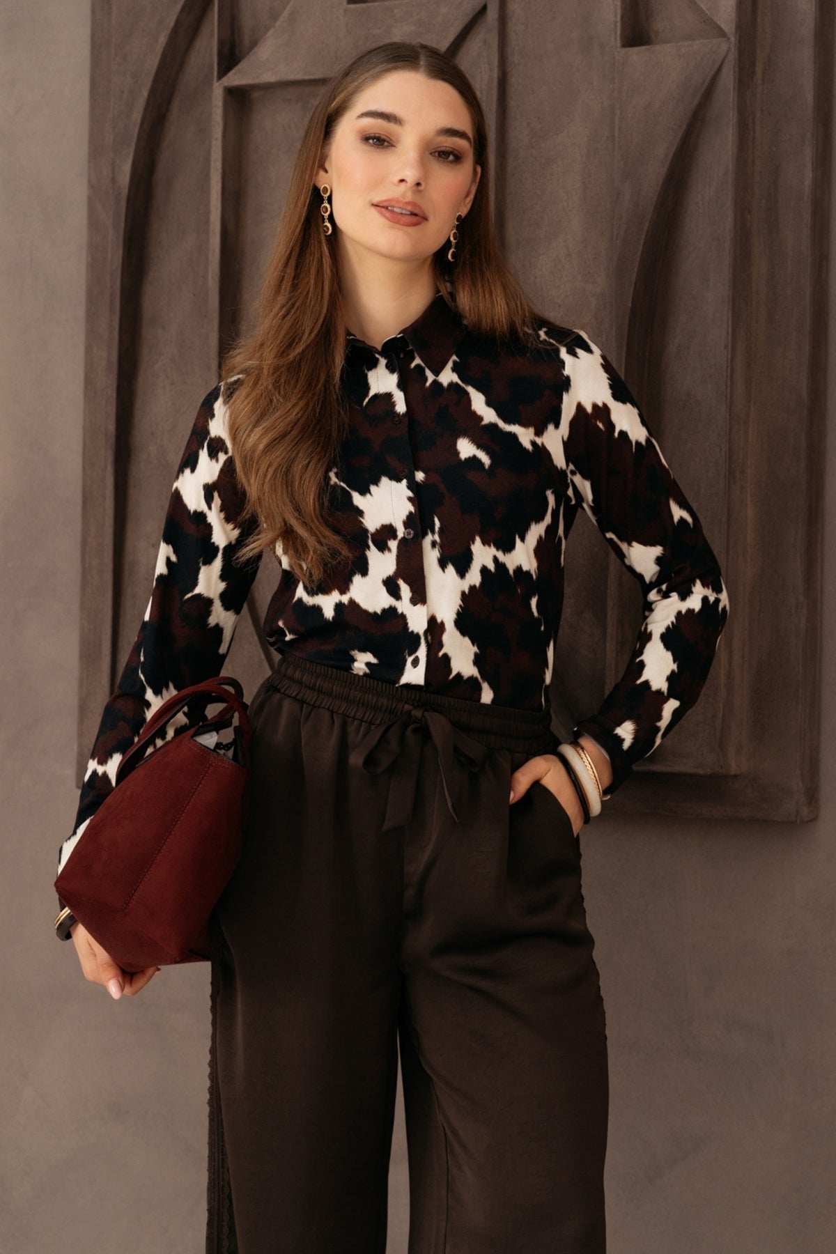 Zwarte blouse Lotte Cow van &Co woman met multicolor details, getoond in een modieuze close-up foto.
