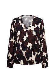 Zwarte blouse Anemoon Cow van &Co woman met kleurrijke print en losse pasvorm, gedragen door model.