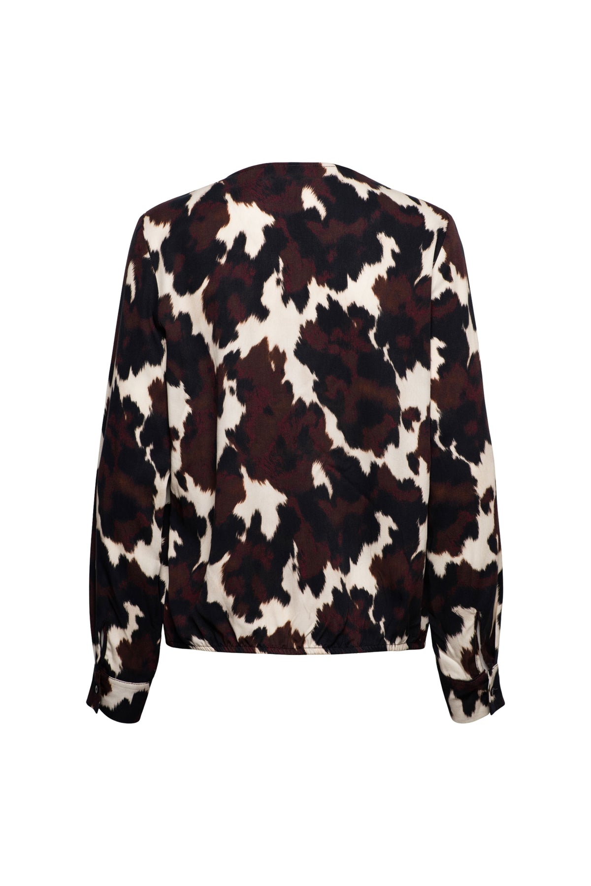 Zwarte multicolore blouse van &Co woman met bloemmotief en V-hals, gedragen door een model.