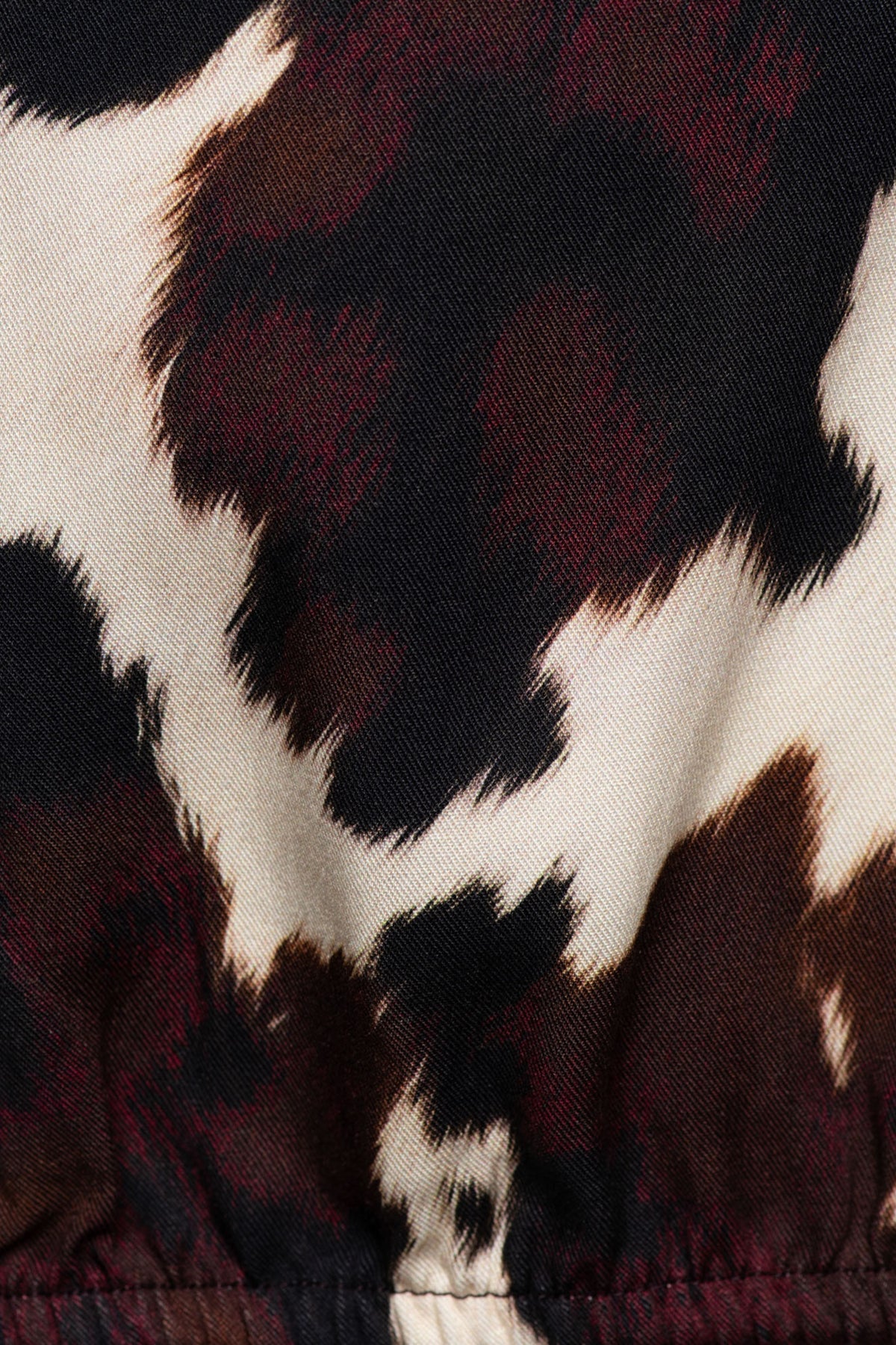 Zwarte multicolored blouse Anemoon Cow van &Co woman met losse pasvorm en bloemenprint, gedragen door een model.