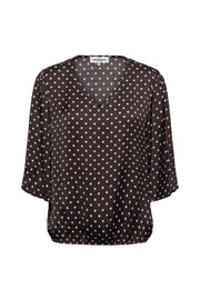 Donkere chocolade blouse Aster Polka van &Co woman met polkadot patroon en lange mouwen, gedragen door een model.