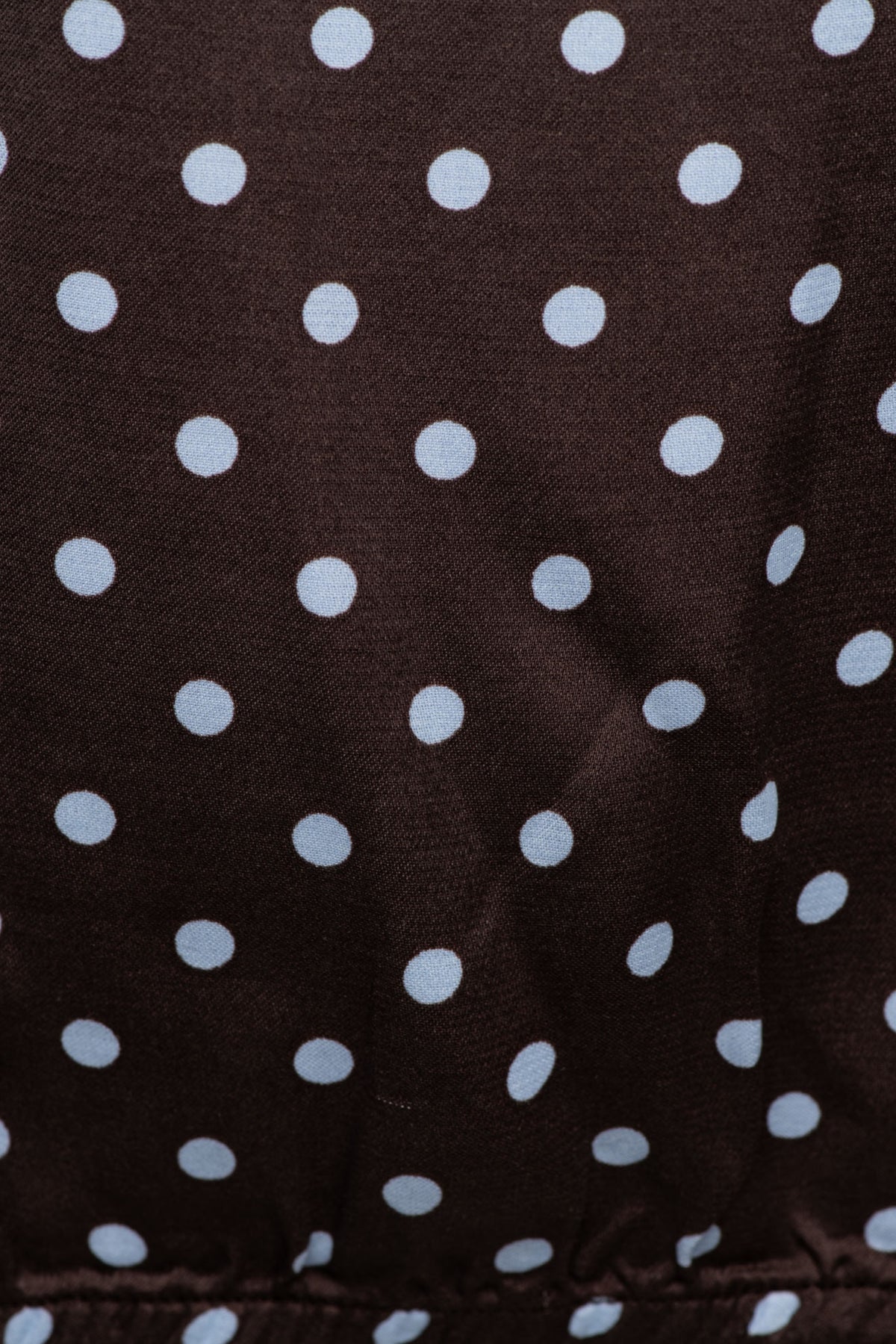 Donkere chocolade blouse met polkadotpatroon van &Co woman, Aster Polka Dark Chocolate Multi, met lange mouwen en zachte stof.