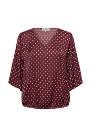 Zwarte blouse Aster Polka Burgundy Multi van &Co woman met wit en rode polkadots, korte mouwen en ronde hals.