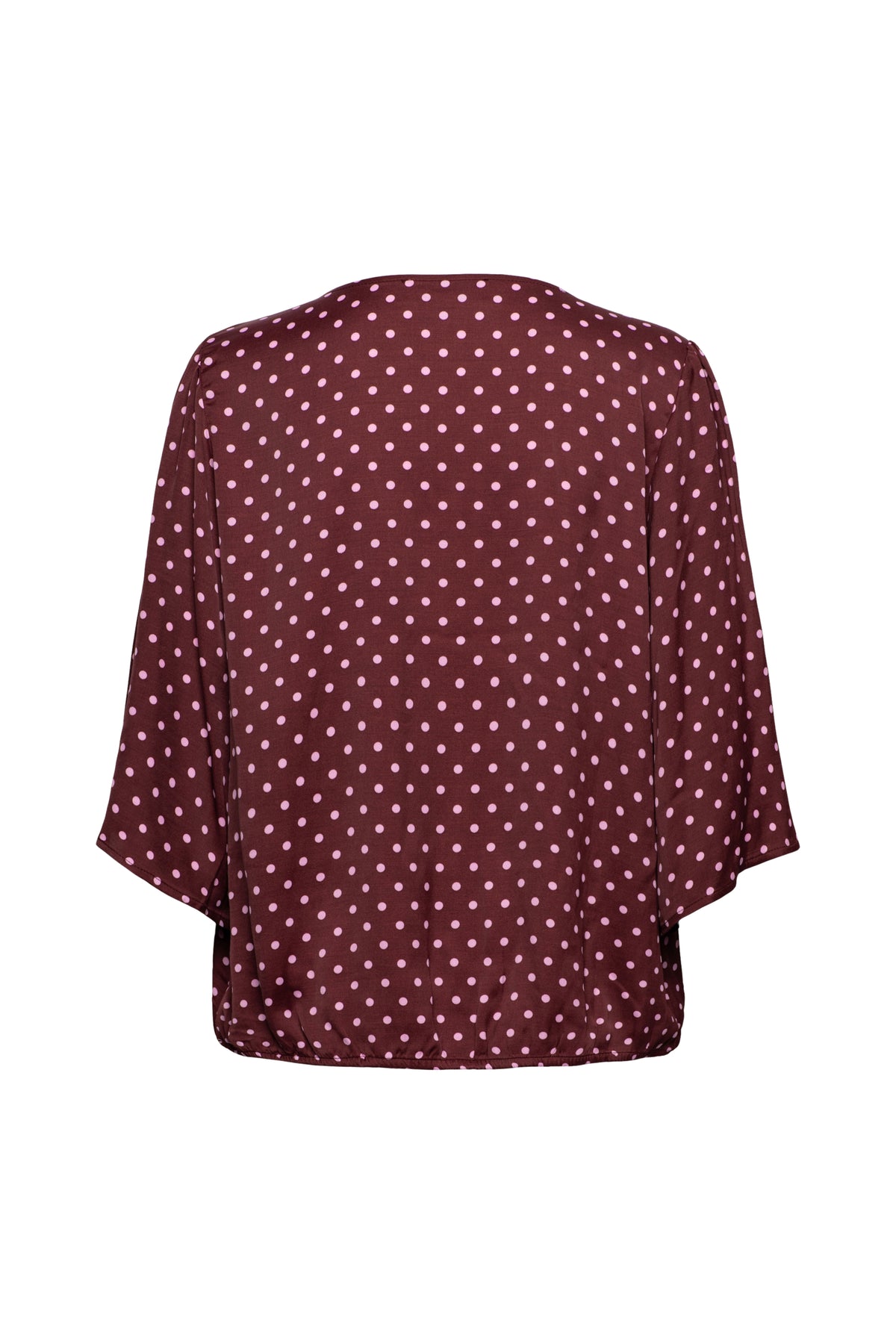 Blouse Aster Polka Burgundy Multi van &Co woman, met polkadot patroon en losvallende pasvorm, gedragen door een model.
