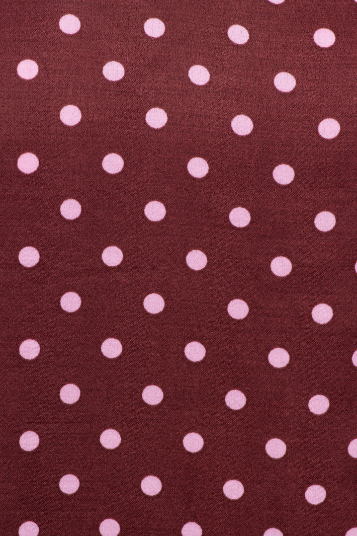 Lichte blouse Aster Polka Burgundy Multi van &Co woman, met polkadot patroon en losse pasvorm, gedragen door een model.