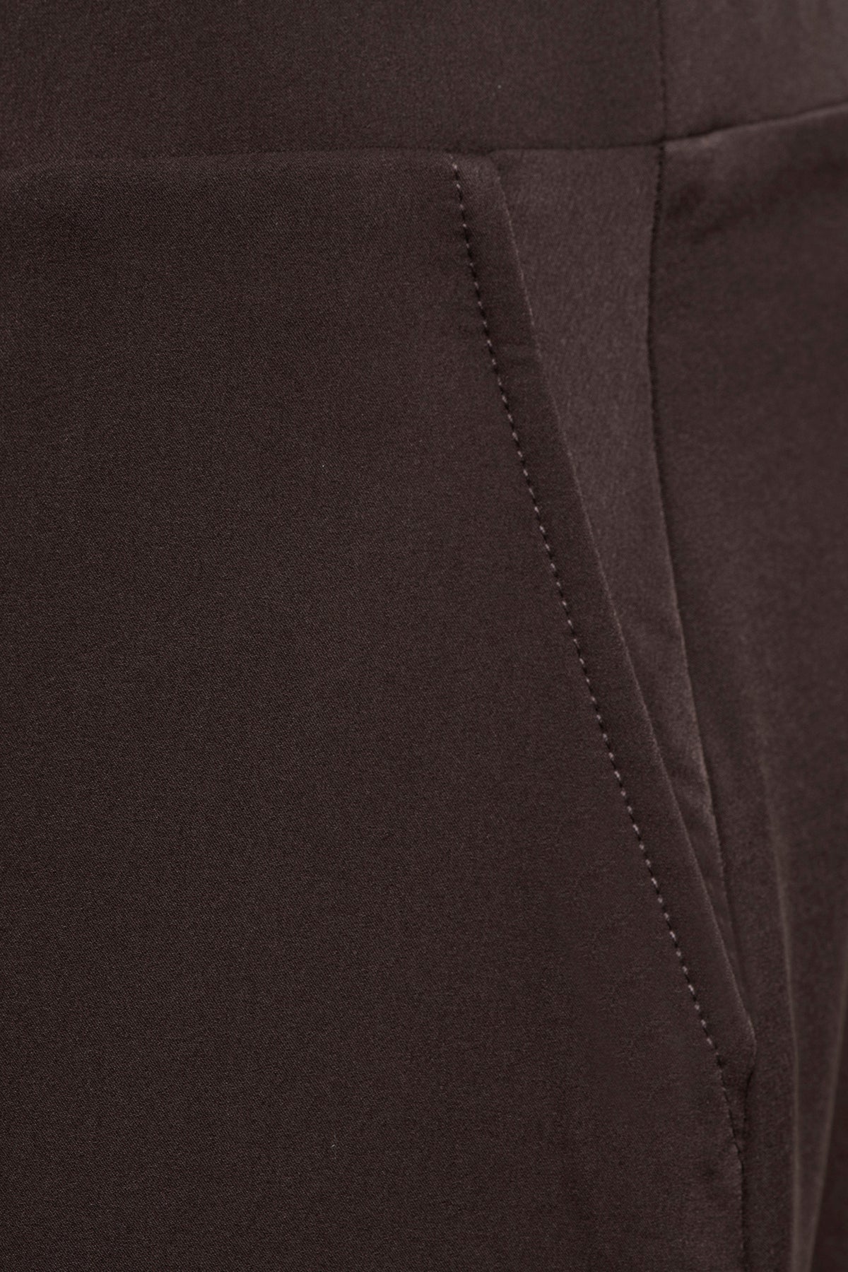 Donkere chocolade piloten rok van &Co woman, zware travel rok met comfortabele pasvorm en stijlvolle uitstraling.