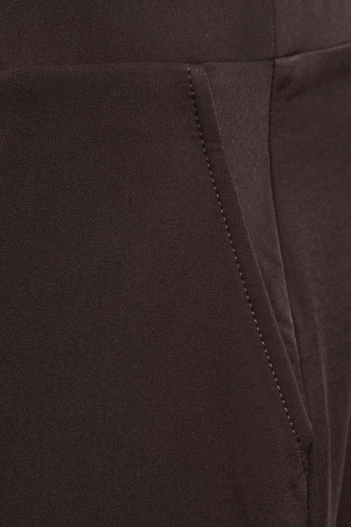 Donkere chocolade piloten rok van &Co woman, zware travel rok met comfortabele pasvorm en stijlvolle uitstraling.