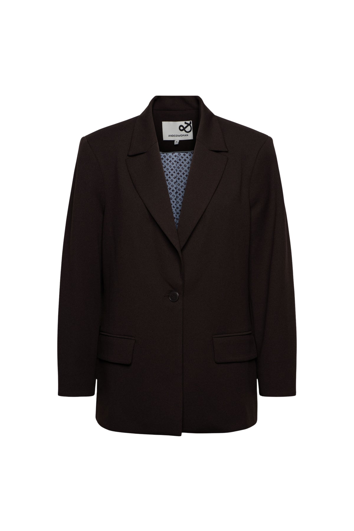 Donkere chocolade blazer Glennis van &Co woman, getailleerd model met knopen en revers, gedragen door een model.
