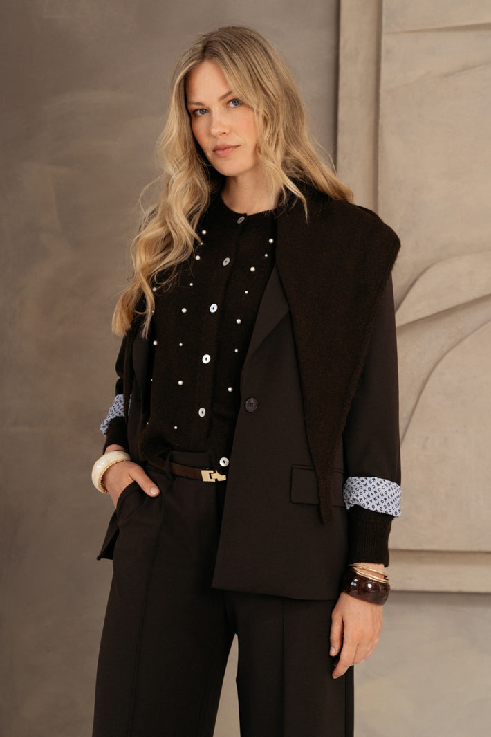 Donkerbruine blazer Glennis van &Co woman, getailleerd met knoopsluiting en reverskraag, gedragen door een model.