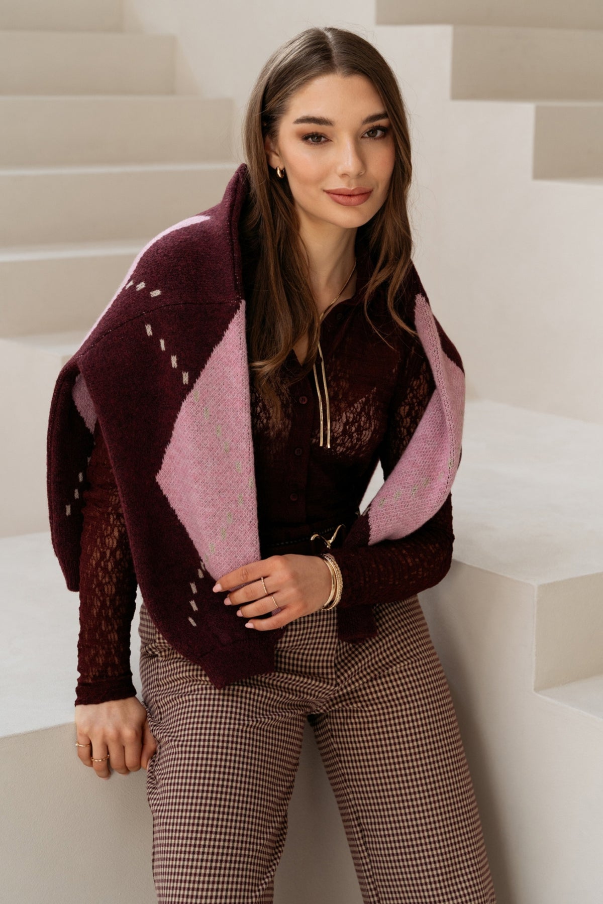 Donkerrode en multi-kleur berber trui van &Co woman, zachte textuur en casual stijl, gedragen door een model.