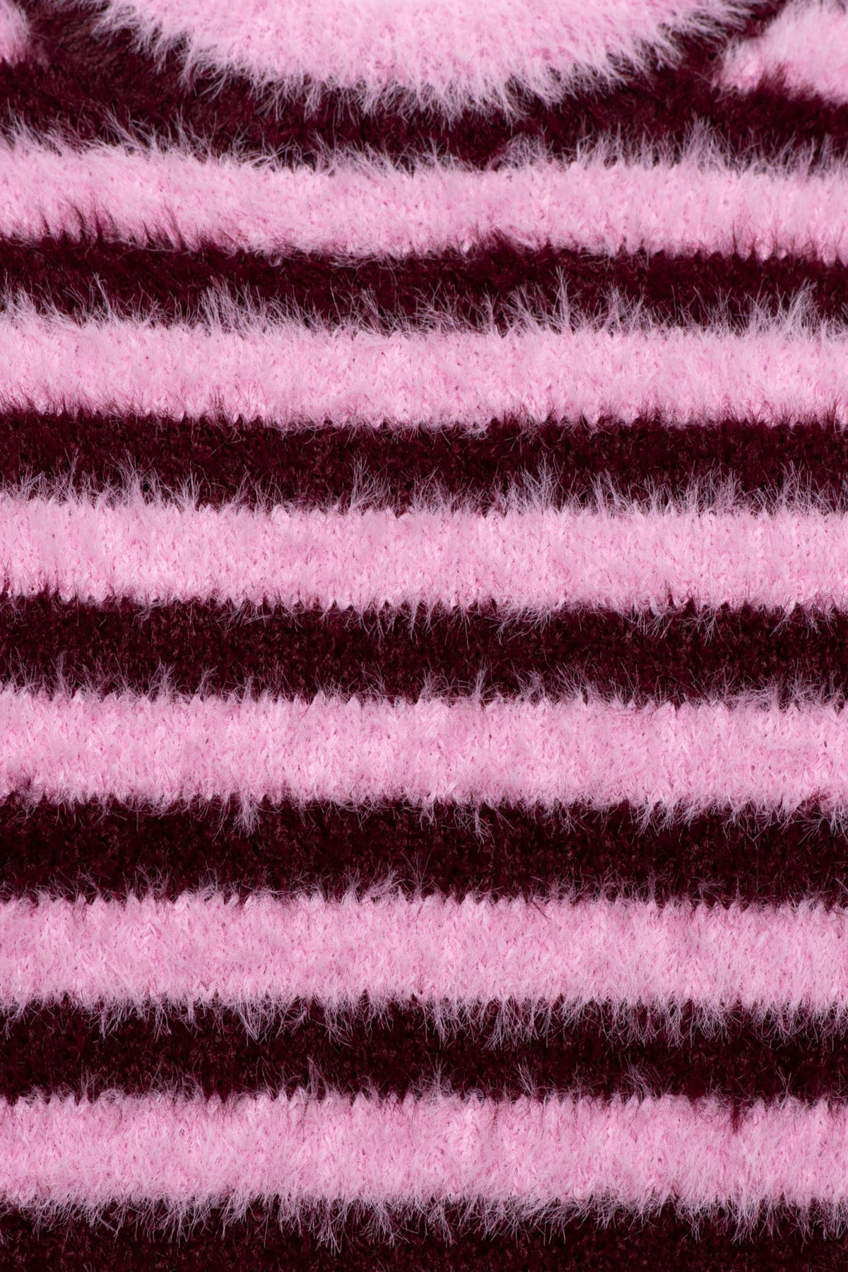 Burgundy multi-kleur trui van &Co woman met balenpatroon, zachte textuur en comfortabele pasvorm, gedragen door een model.
