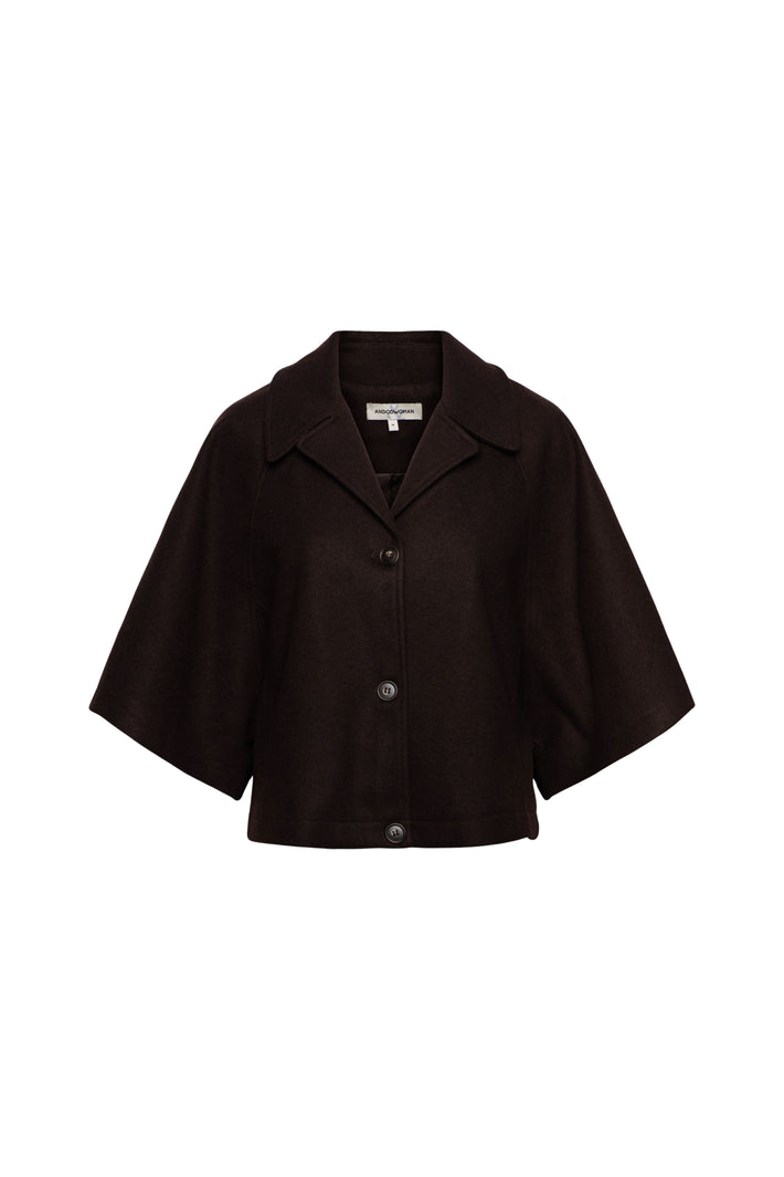 Donkere chocolade Carolina jas voor dames van &Co woman, stijlvolle jas met comfortabele pasvorm en casual uitstraling.