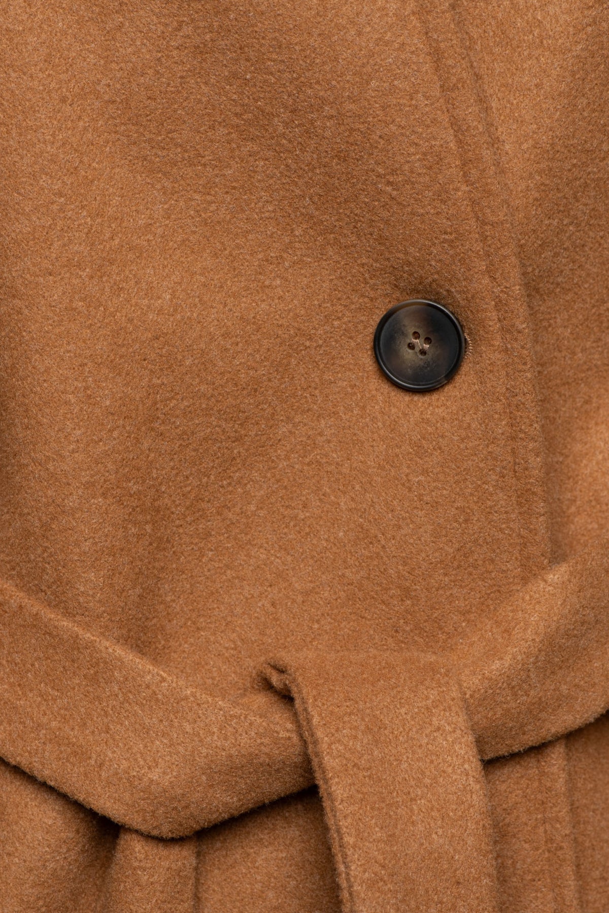 Camille Camel JA166 jas van &Co woman, modieuze camelkleurige damesjack met ritssluiting en comfortabele pasvorm.