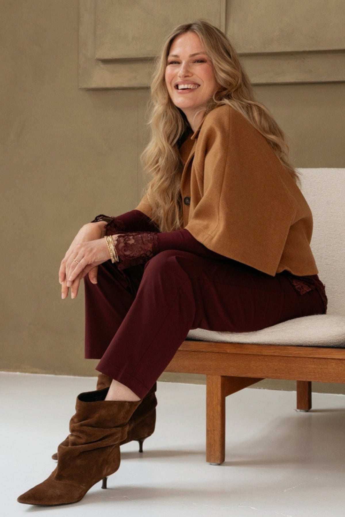 Camille Camel JA166 jas van &Co woman, dichtgetaste camelkleurige damesjas met rits en knopen, gedragen door model.