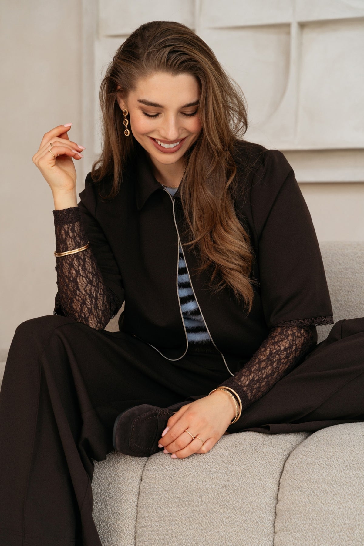 Donkere chocolade jas Ginni van &Co woman, stijlvolle damesjas met knoopsluiting en comfortabele pasvorm.