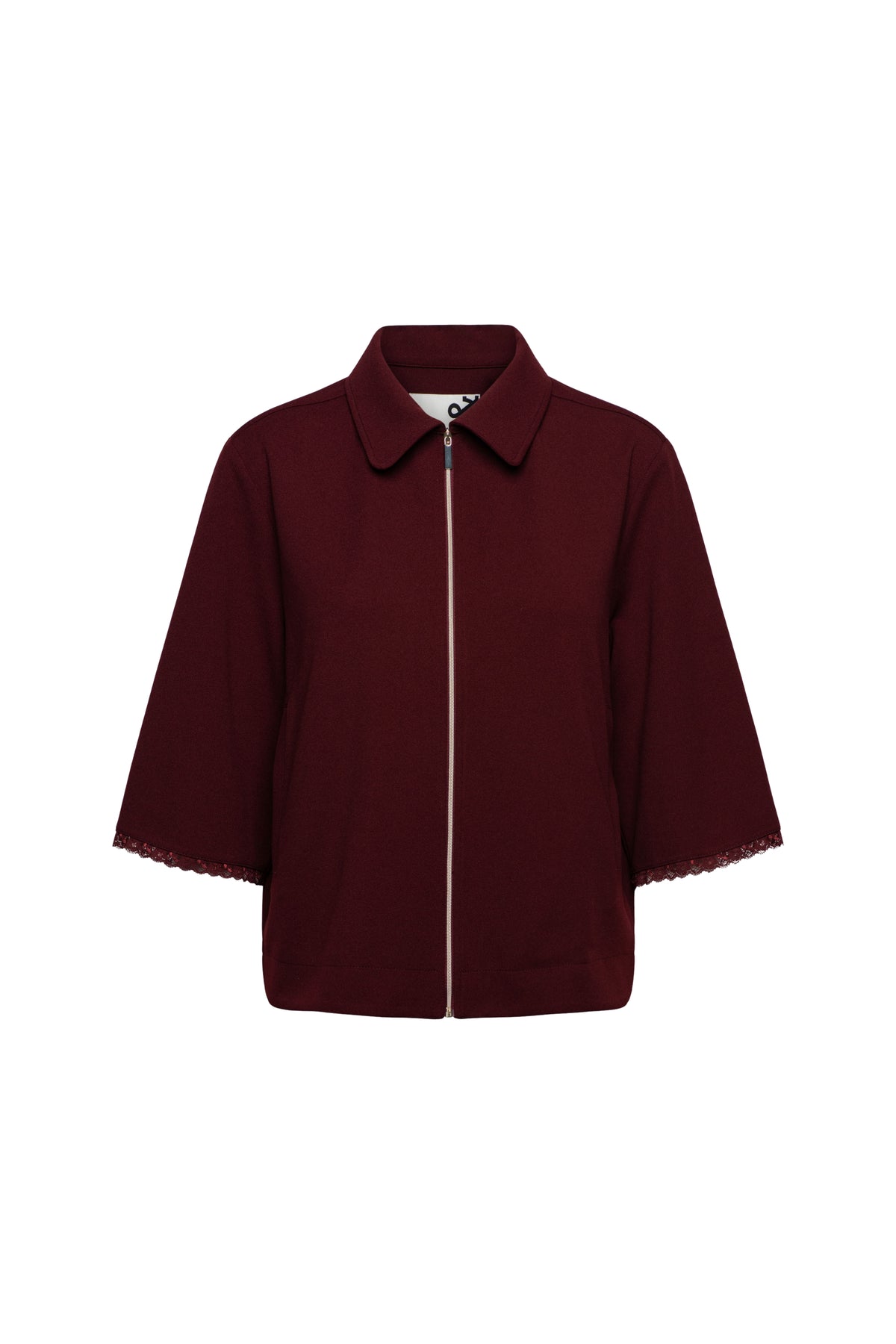 Donkere bordeaux Ginni jas van &Co woman, getailleerd met knopen en lange mouwen, close-up van de stof en details.