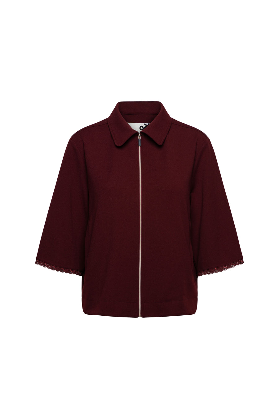 Donkere bordeaux Ginni jas van &Co woman, getailleerd met knopen en lange mouwen, close-up van de stof en details.